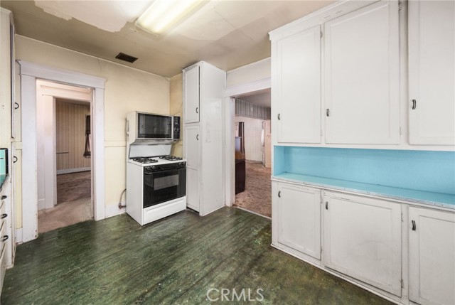 748 E Monterey Avenue, Pomona CA: https://media.crmls.org/medias/07f08725-296a-4d51-98d6-a7a422f1e389.jpg