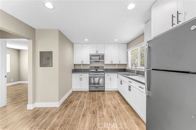 Detail Gallery Image 4 of 21 For 2417 W Stanford, Santa Ana,  CA 92704 - 2 Beds | 1 Baths