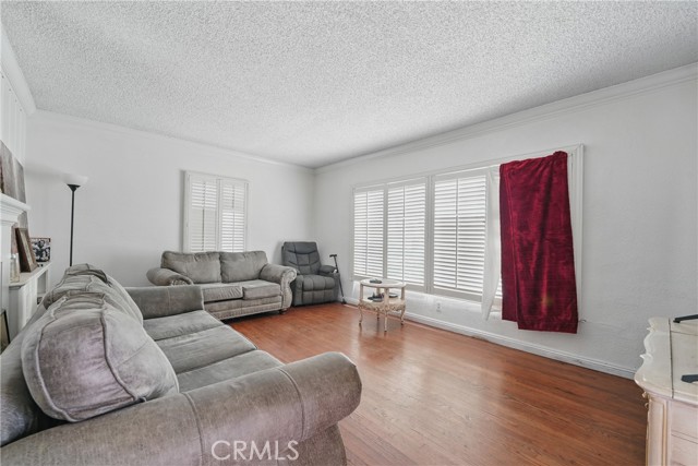 Detail Gallery Image 3 of 30 For 2031 W 94th St, Los Angeles,  CA 90047 - 2 Beds | 1 Baths