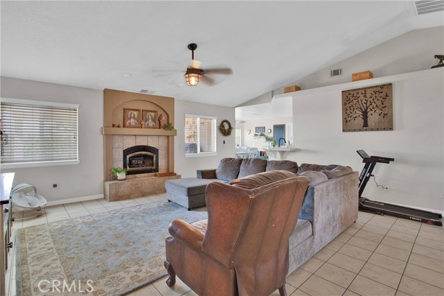 7330 Smoke Tree Road, Phelan CA: https://media.crmls.org/medias/07f52709-2959-4a99-b022-f207f35010f0.jpg