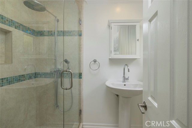 Ensuite bathroom to rear secondary bedroom.