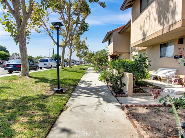 10552 Royal Oak Way, Stanton CA: https://media.crmls.org/medias/07f8bcfa-436d-48d6-b200-e4b9621acafa.jpg