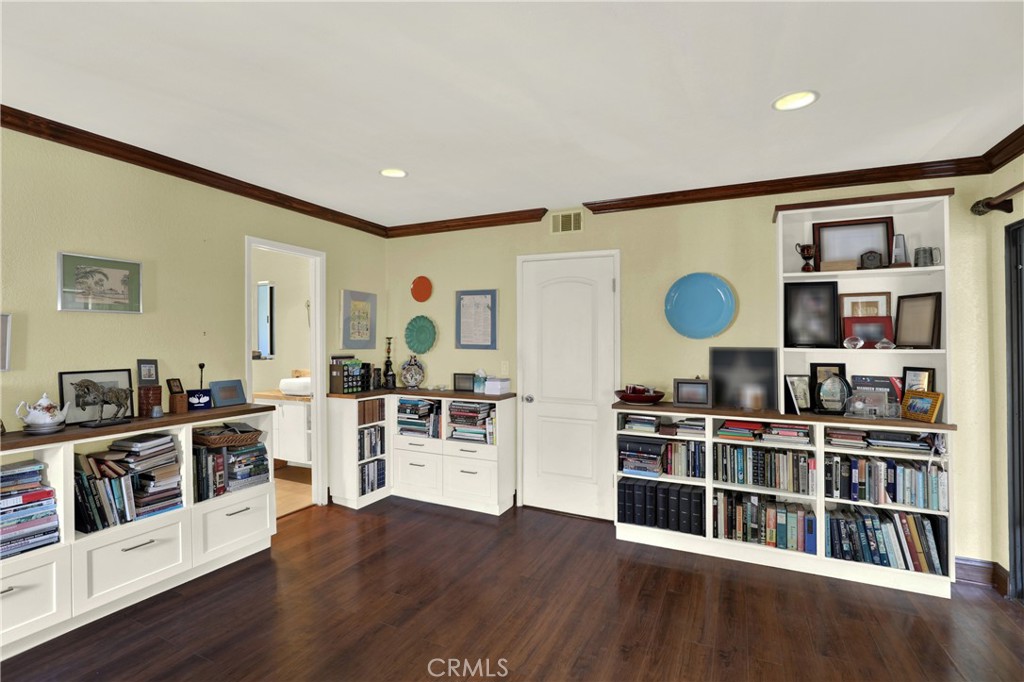 https://media.crmls.org/medias/08012b2f-bce7-4082-956b-9f0075b57eae.jpg?preset=X-Large