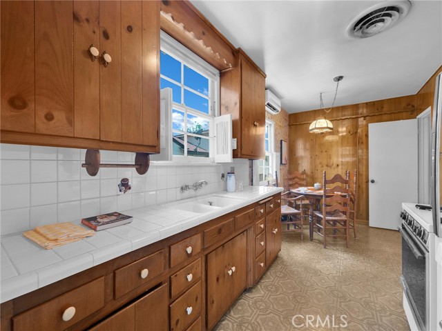 Detail Gallery Image 9 of 32 For 9952 Noble Ave, –,  CA 91345 - 4 Beds | 2 Baths