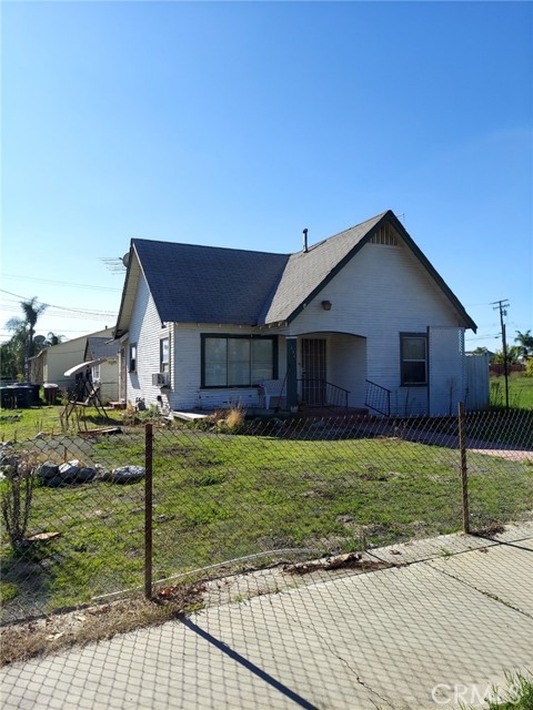 472 E E, Colton CA: https://media.crmls.org/medias/0804ba2c-501d-417a-a5a8-8cf618a928da.jpg