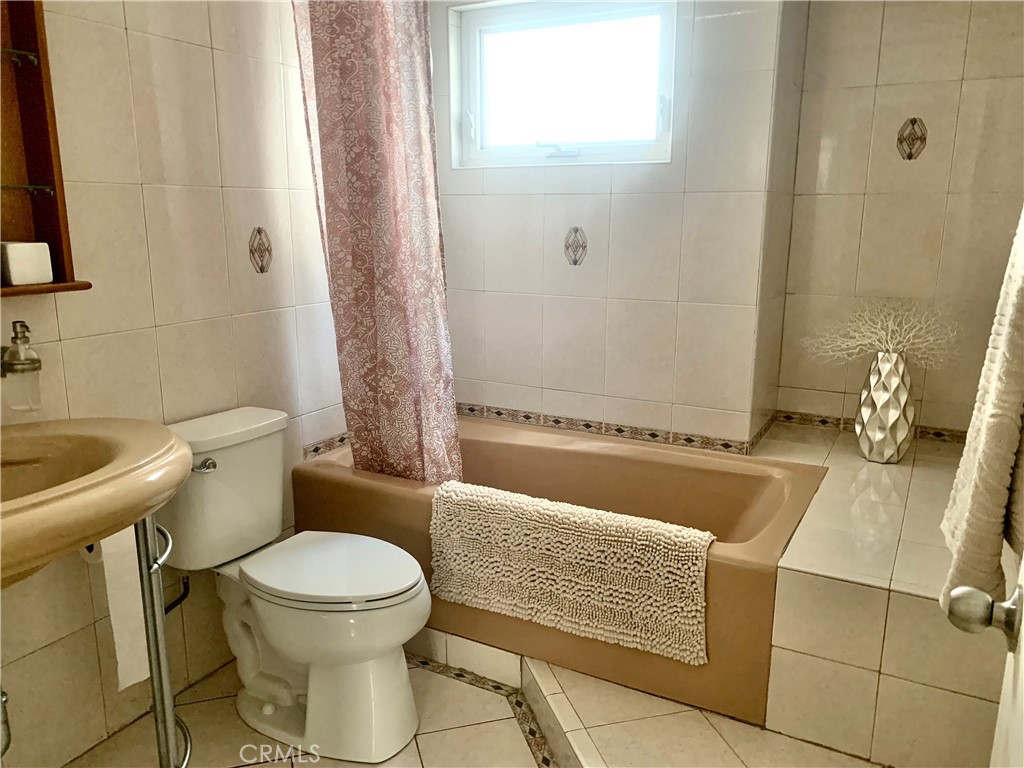 https://media.crmls.org/medias/0808c6ac-9f9a-4e1c-b9f4-f6535cbcf382.jpg?preset=X-Large