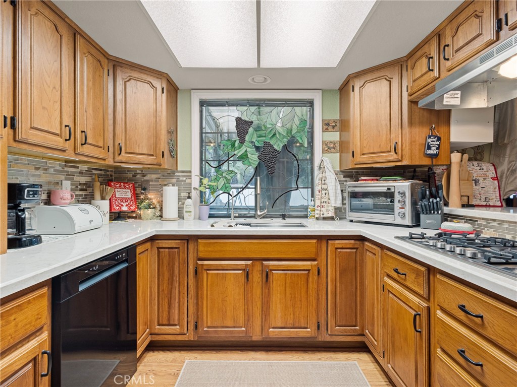 https://media.crmls.org/medias/080a348d-4c32-47c1-b3d5-9fe2b0266822.jpg?preset=X-Large