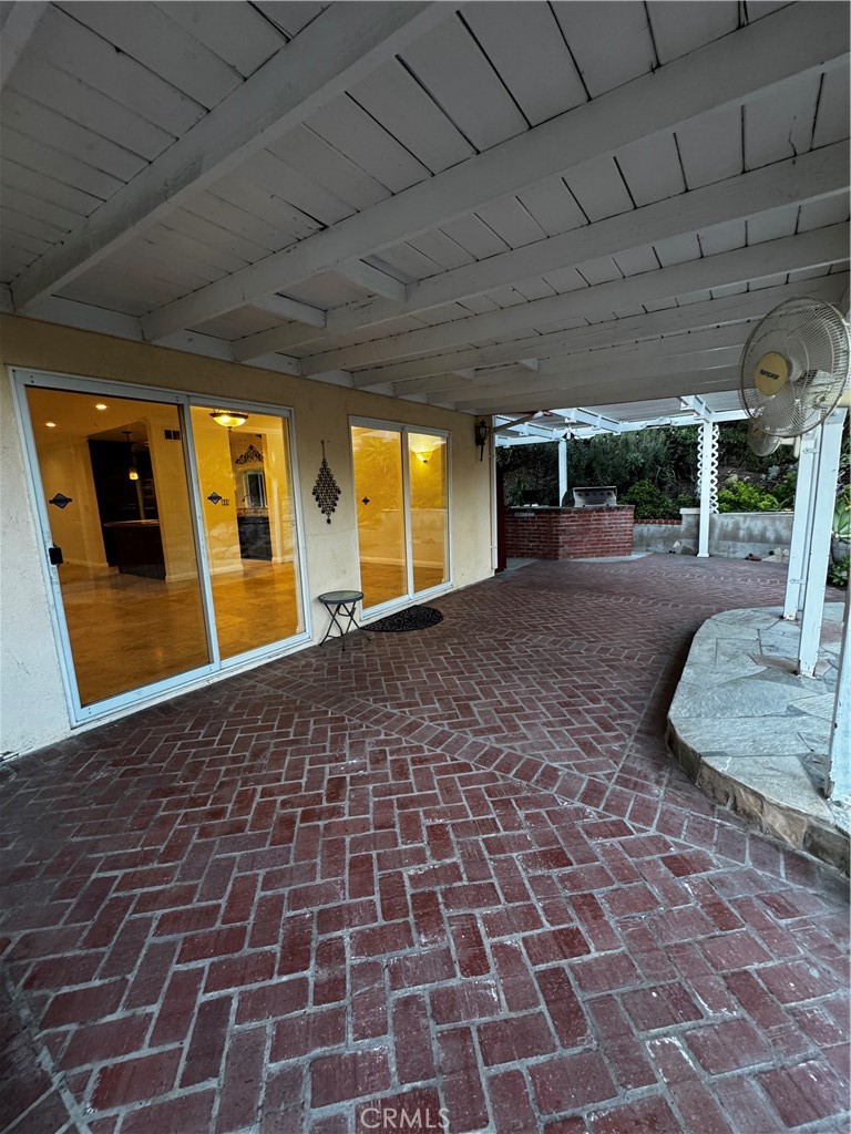 https://media.crmls.org/medias/080a56c4-c8e8-45b3-9a94-bcf03a17d6b0.jpg?preset=X-Large