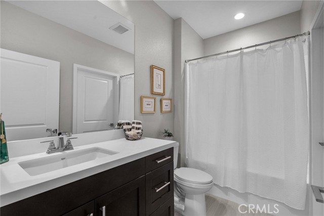 Detail Gallery Image 17 of 35 For 25124 Limetree Ln, Canyon Country,  CA 91387 - 2 Beds | 2/1 Baths