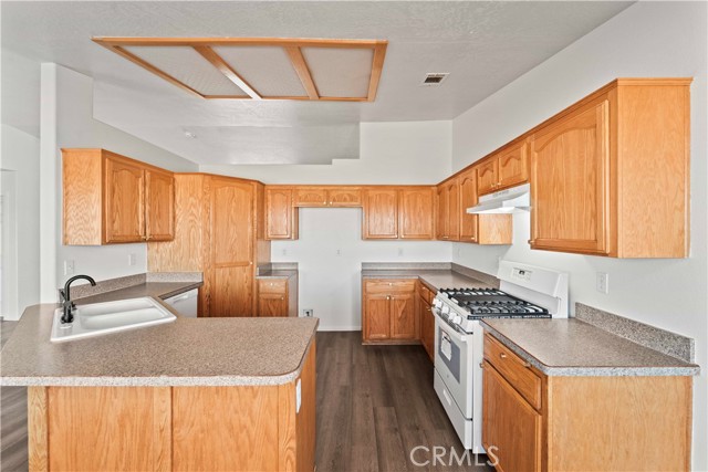 Detail Gallery Image 6 of 28 For 22640 Powhatan Rd, Apple Valley,  CA 92308 - 4 Beds | 2 Baths