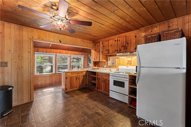 Detail Gallery Image 10 of 35 For 572 W Victoria Ct, Lake Arrowhead,  CA 92352 - 3 Beds | 1 Baths