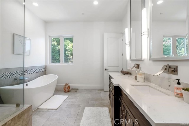 Detail Gallery Image 19 of 65 For 9484 Gloaming Dr, Beverly Hills,  CA 90210 - 4 Beds | 4 Baths