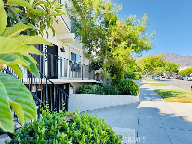 525 E Verdugo Avenue, Burbank CA: https://media.crmls.org/medias/080d940b-c687-4564-ab7b-36cba482f112.jpg