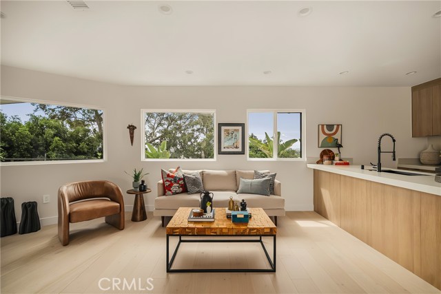 Detail Gallery Image 3 of 39 For 3950 Franklin Ave, Los Angeles,  CA 90027 - 3 Beds | 3/1 Baths