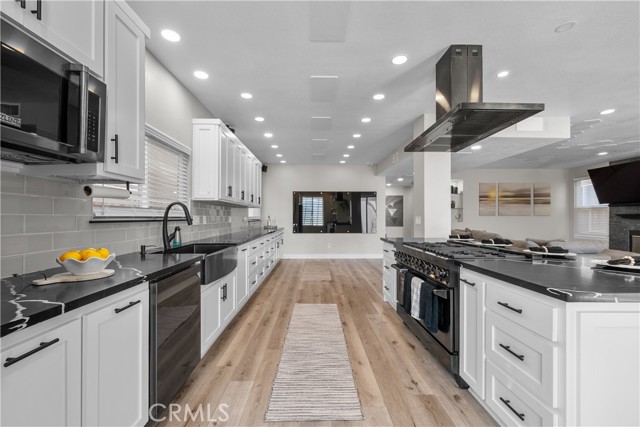 Detail Gallery Image 8 of 33 For 18554 Olympian Ct., Canyon Country,  CA 91351 - 5 Beds | 2/1 Baths