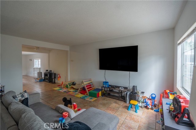 3930 Carmelina Street, San Bernardino CA: https://media.crmls.org/medias/08131e1e-8fe7-4d76-a412-217218d64e36.jpg