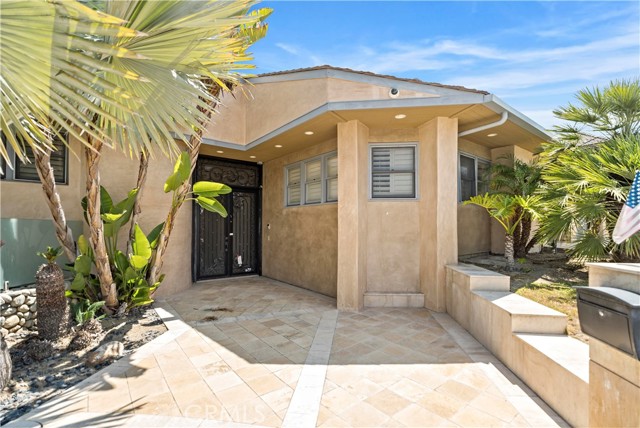 24 Narbonne, Newport Beach CA: https://media.crmls.org/medias/0816a911-ccf2-47a3-bf52-e7368419524d.jpg
