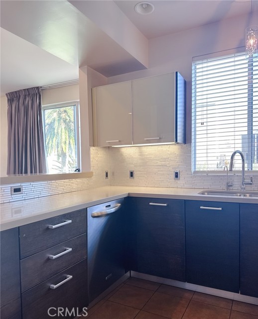 Detail Gallery Image 12 of 26 For 1411 N Detroit St #402,  Los Angeles,  CA 90046 - 3 Beds | 2/1 Baths