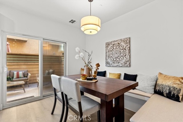 Detail Gallery Image 4 of 26 For 13360 Burbank Bld #8,  Sherman Oaks,  CA 91401 - 2 Beds | 2/1 Baths