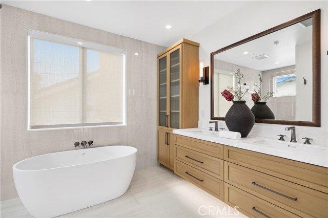 516 1/2 Larkspur Avenue, Corona del Mar CA: https://media.crmls.org/medias/081cfccb-e62b-4244-b52e-56c5d123d12c.jpg