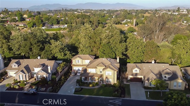 1045 Inverlochy Drive, Fallbrook CA: https://media.crmls.org/medias/081d8b22-c6c5-4e49-aee7-122bcc8cfffb.jpg