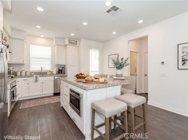 371 Bellver, Lake Forest CA: https://media.crmls.org/medias/081e48df-5c54-4e0a-a732-05d695f9fc94.jpg