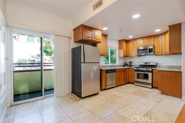 Detail Gallery Image 8 of 26 For 15053 Victory Bld #5,  Van Nuys,  CA 91411 - 2 Beds | 3 Baths