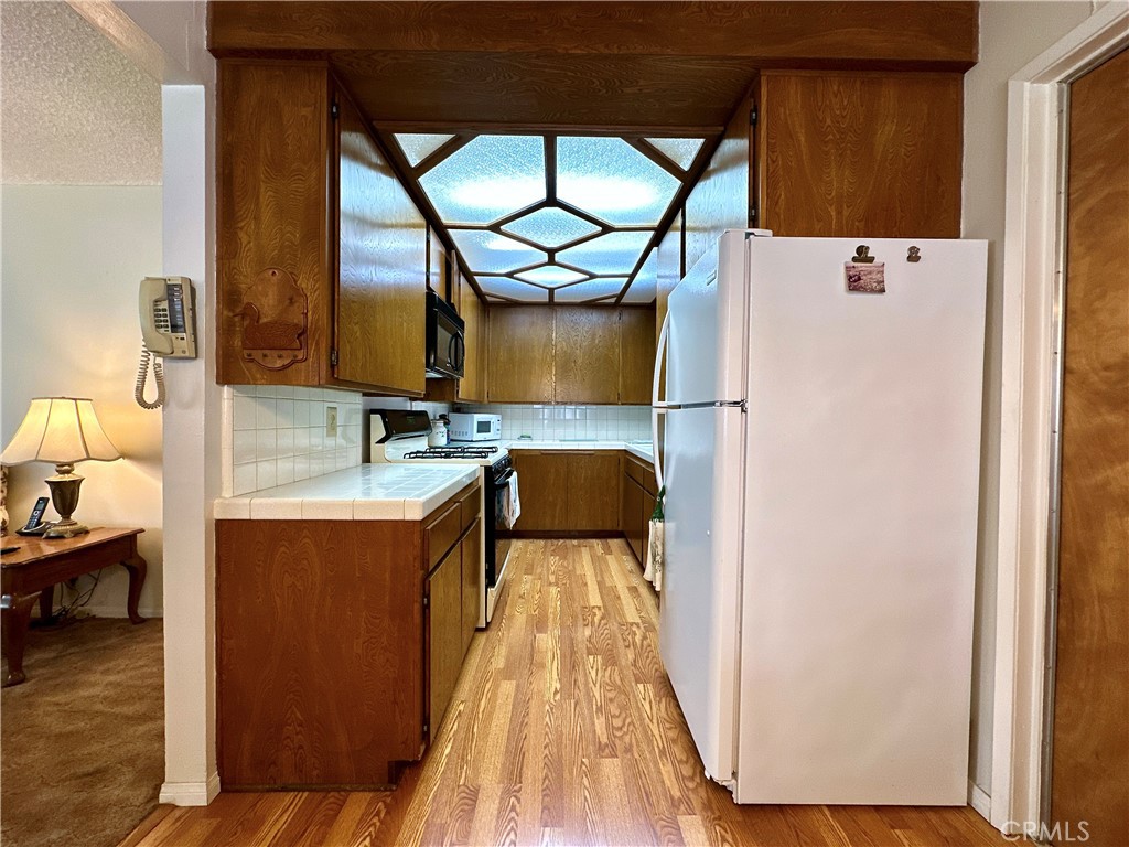 https://media.crmls.org/medias/08241f91-f5af-486d-8d61-398b5a0075d3.jpg?preset=X-Large