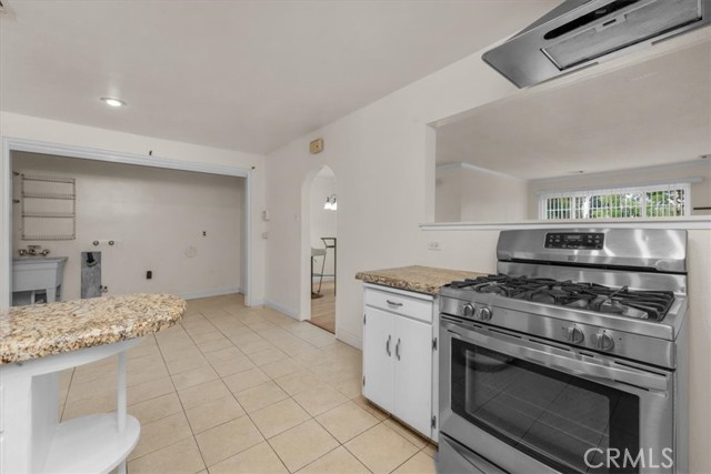 Detail Gallery Image 11 of 45 For 404 W Robinson Ave, Fresno,  CA 93705 - 3 Beds | 2 Baths