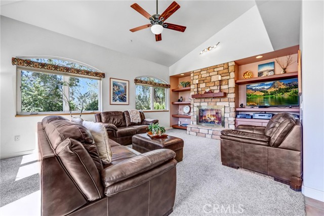 10345 McBroom Street, Sunland CA: https://media.crmls.org/medias/0827b751-2b5d-4ce7-917f-331cbb1cc455.jpg