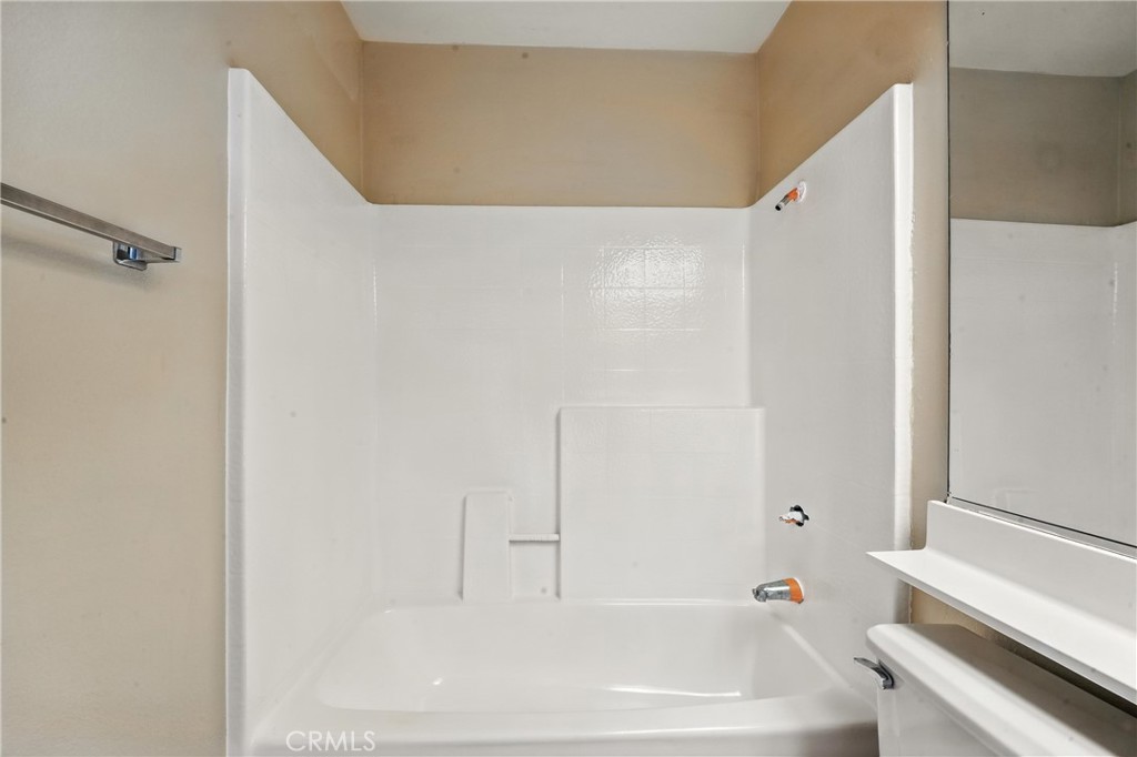 https://media.crmls.org/medias/082c3e22-425d-4655-ab55-731be15266df.jpg?preset=X-Large