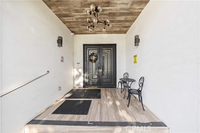 Detail Gallery Image 6 of 24 For 22913 Burbank, Woodland Hills,  CA 91367 - 11 Beds | 8 Baths