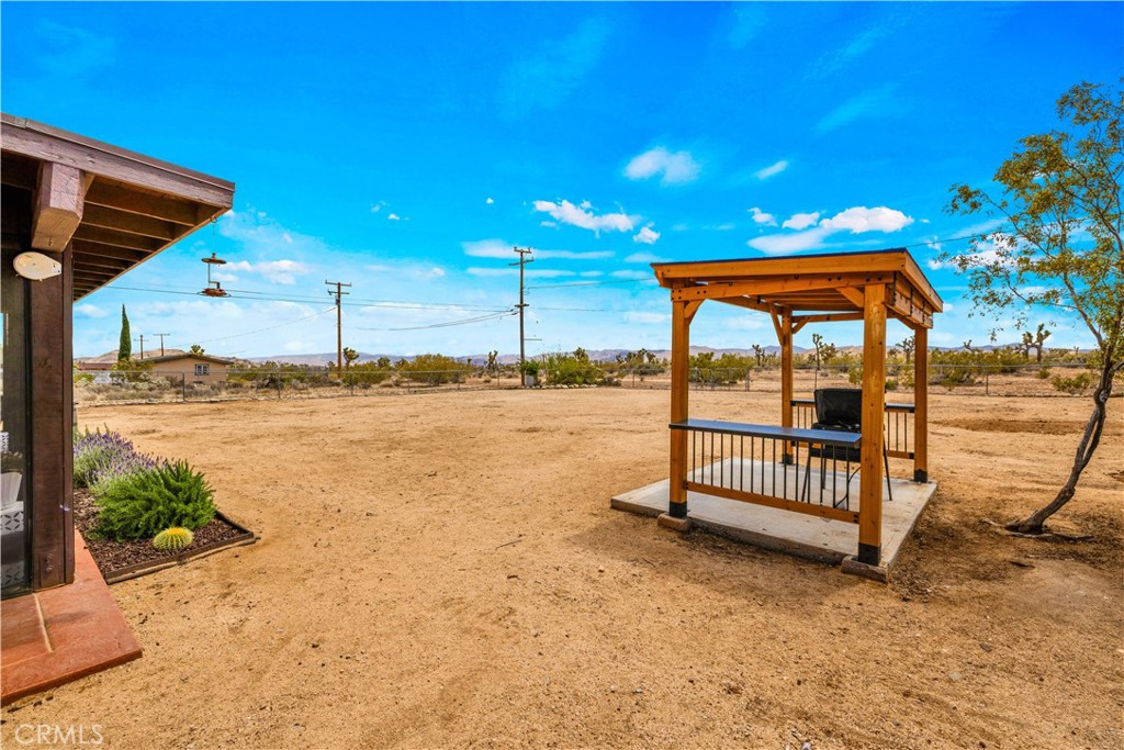 https://media.crmls.org/medias/082cae66-7211-441f-b6af-328ffb407e7d.jpg?preset=X-Large