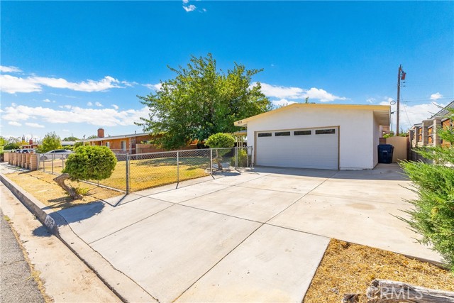 Detail Gallery Image 3 of 23 For 1612 E Avenue Q11, Palmdale,  CA 93550 - 3 Beds | 2 Baths