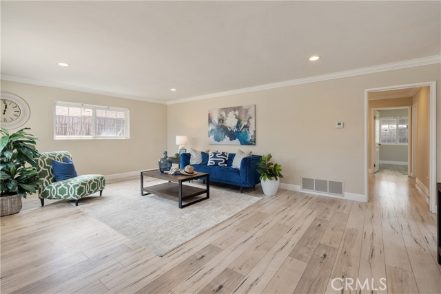 518 S Forest Avenue, Santa Ana CA: https://media.crmls.org/medias/082f7848-bb52-4495-9601-5d7c6bff042b.jpg