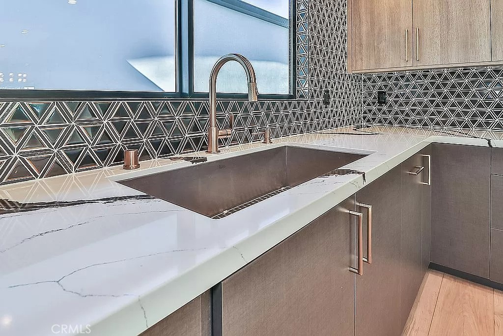 https://media.crmls.org/medias/08302adc-724d-4f96-bb5b-1785a7cf4cc5.jpg?preset=X-Large