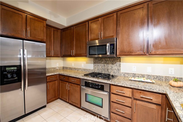 Detail Gallery Image 8 of 64 For 21301 Erwin St #237,  Woodland Hills,  CA 91367 - 2 Beds | 2 Baths