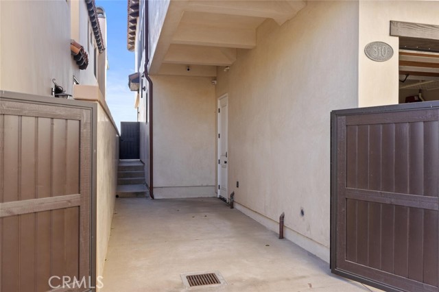 310 E Oceanfront, Newport Beach CA: https://media.crmls.org/medias/08342f7e-a2c9-4975-901c-f67a32c419da.jpg