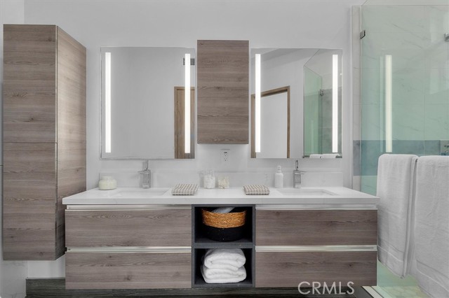 Detail Gallery Image 14 of 36 For 2713 Carnegie Ln #B,  Redondo Beach,  CA 90278 - 5 Beds | 4 Baths