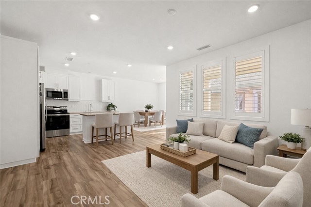 Detail Gallery Image 2 of 32 For 6123 Valentina Way #303,  Corona,  CA 92880 - 1 Beds | 1 Baths