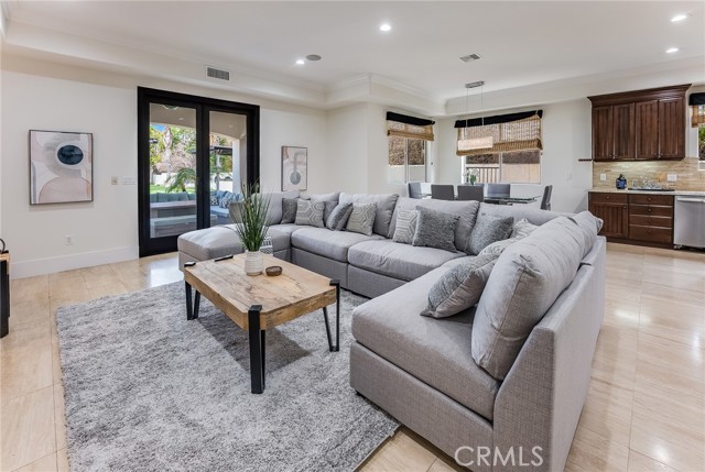 23123 Oxnard Street, Woodland Hills CA: https://media.crmls.org/medias/083adf56-0692-4989-a488-0be681b5f661.jpg