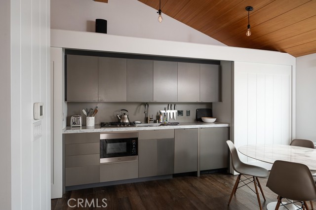 137 15th Street, Manhattan Beach, California 90266, 2 Bedrooms Bedrooms, ,2 BathroomsBathrooms,Residential,Sold,15th,SB22082552