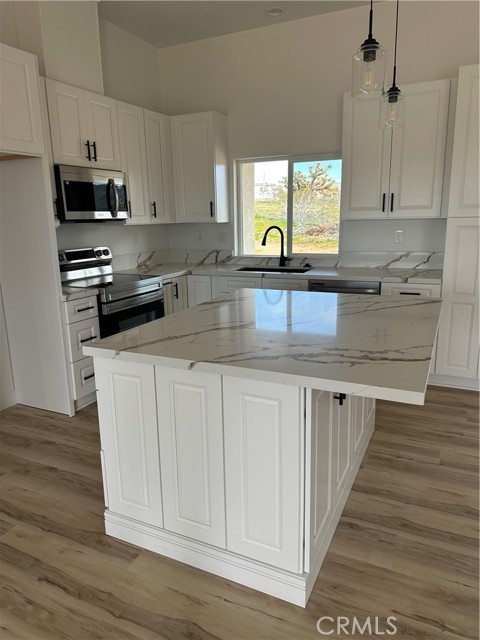 Detail Gallery Image 5 of 35 For 16353 Smokethorn Rd, Apple Valley,  CA 92307 - 3 Beds | 2 Baths