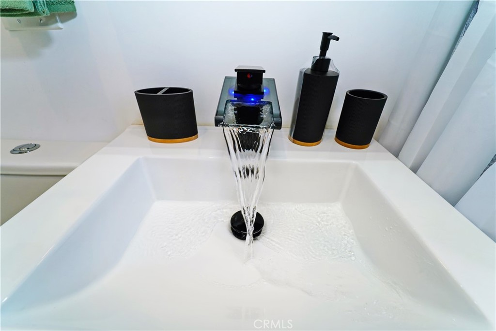 https://media.crmls.org/medias/083ebc3e-ebb3-48d8-99b4-5796b3680739.jpg?preset=X-Large