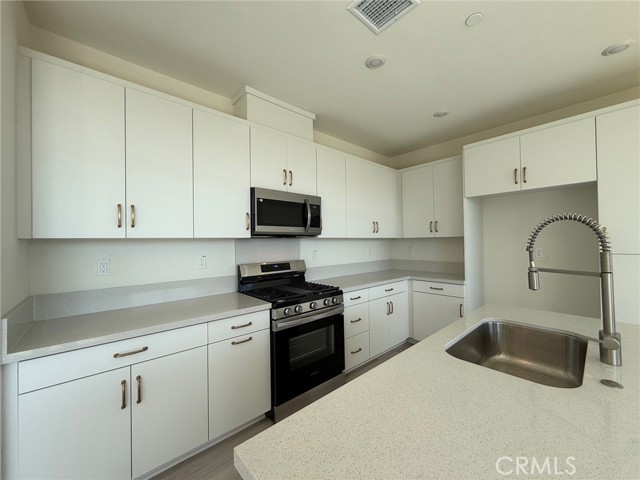 15893 Blue Copper Way, Fontana CA: https://media.crmls.org/medias/083fe31f-9137-4a7b-bb90-a36bc0b8fd14.jpg