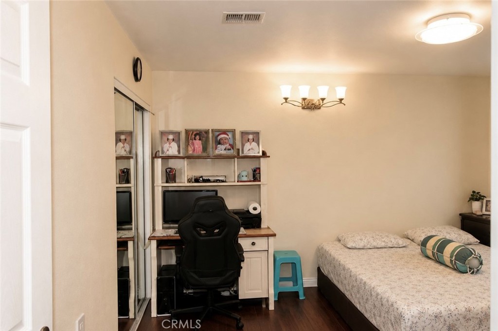 https://media.crmls.org/medias/08405af0-2904-4d22-986d-250db99a14b6.jpg?preset=X-Large