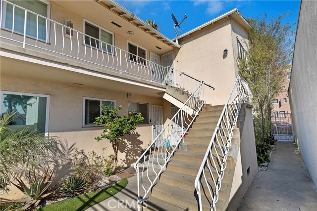 Detail Gallery Image 2 of 19 For 815 Pacific Ave #4,  Long Beach,  CA 90813 - 1 Beds | 1 Baths