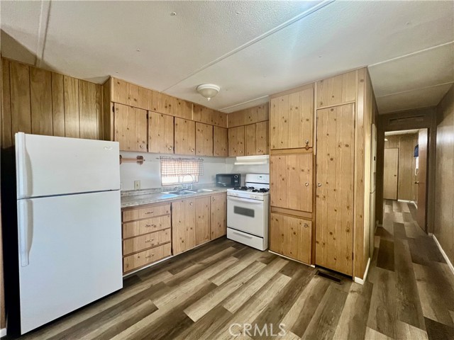 880 N Lake Street, Hemet CA: https://media.crmls.org/medias/08425f72-116f-45ce-bd22-349a74438330.jpg