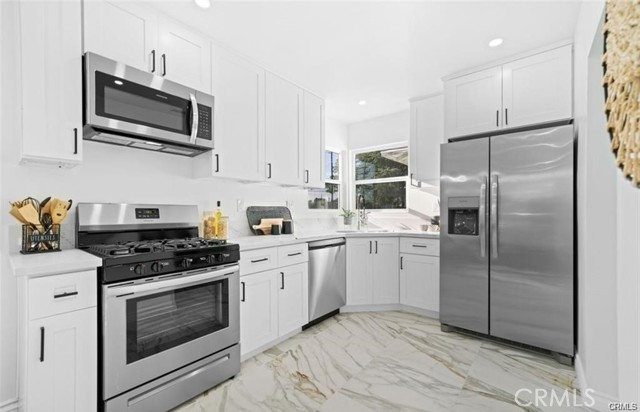1484 N Clybourn Avenue, Burbank CA: https://media.crmls.org/medias/0843a56a-cbd2-4531-a7b8-c412812132cd.jpg
