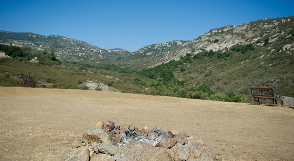 https://media.crmls.org/medias/0844d5e9-c0ec-4647-8e1b-3af05eadcc52.jpg?preset=X-Large